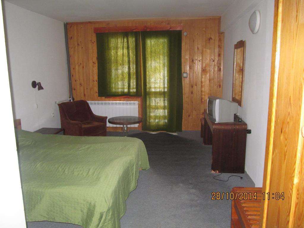 Kris Guesthouse Stoykite Bagian luar foto