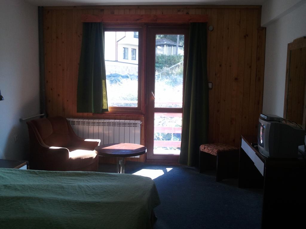 Kris Guesthouse Stoykite Bagian luar foto