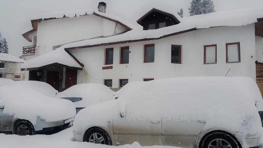 Kris Guesthouse Stoykite Bagian luar foto
